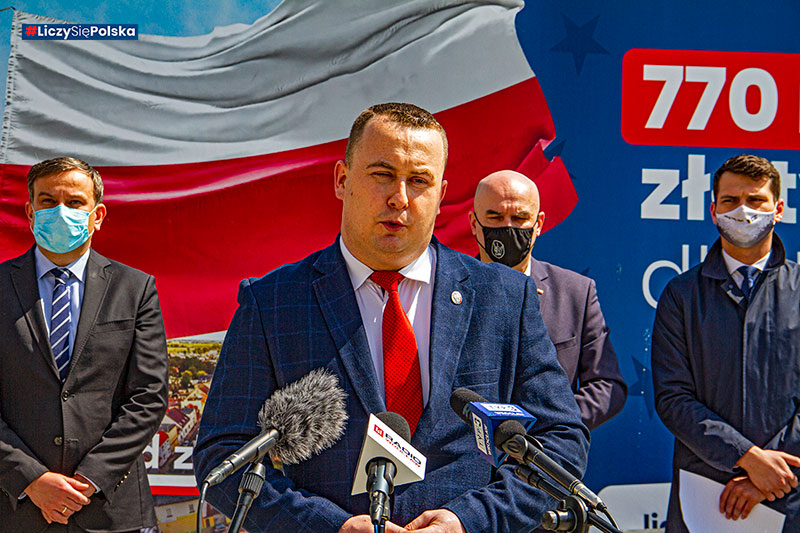 Briefing prasowy parlamentarzystw i samorzdowcw PiS w Dzieroniowie - 30.04.2021.