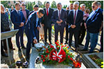 Premier w Dzierżoniowie: złożył wiązankę kwiatów i zapalił znicz na grobie Waleriana Tewzadze - 22.09.2019. 