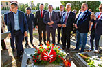 Premier w Dzierżoniowie: złożył wiązankę kwiatów i zapalił znicz na grobie Waleriana Tewzadze - 22.09.2019. 