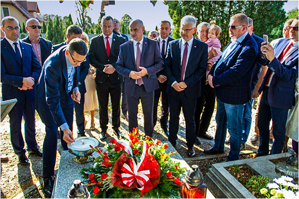 Premier w Dzierżoniowie: złożył wiązankę kwiatów i zapalił znicz na grobie Waleriana Tewzadze - 22.09.2019.
